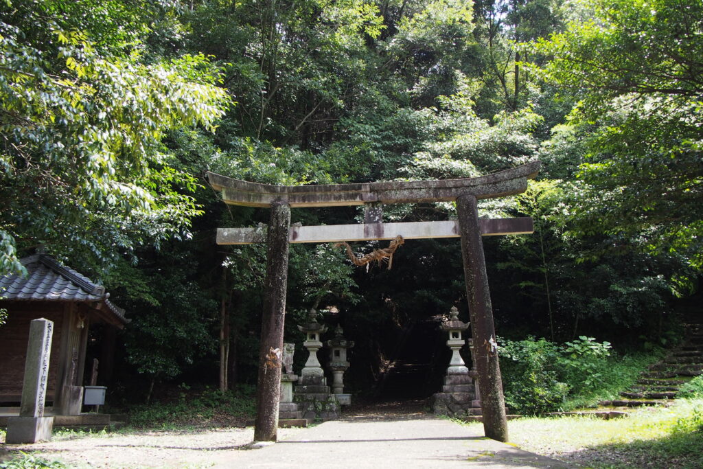 鬱蒼と茂る森の入り口に建つ神社の鳥居