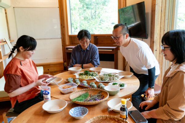 春は野草を摘みに 〜柳沢教授の有用植物実習〜 ③実食編の関連画像