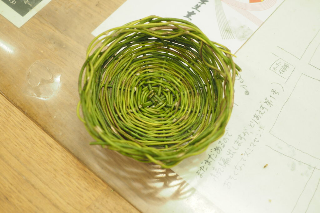 ツルで編んだかごの底面