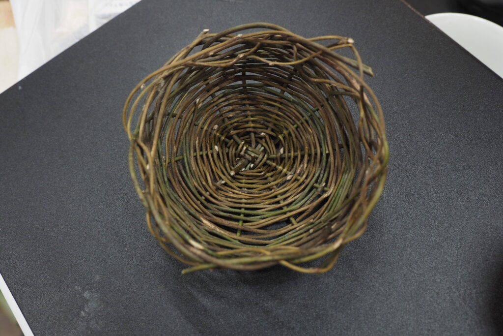 時間が経って茶色くなったツルのかご