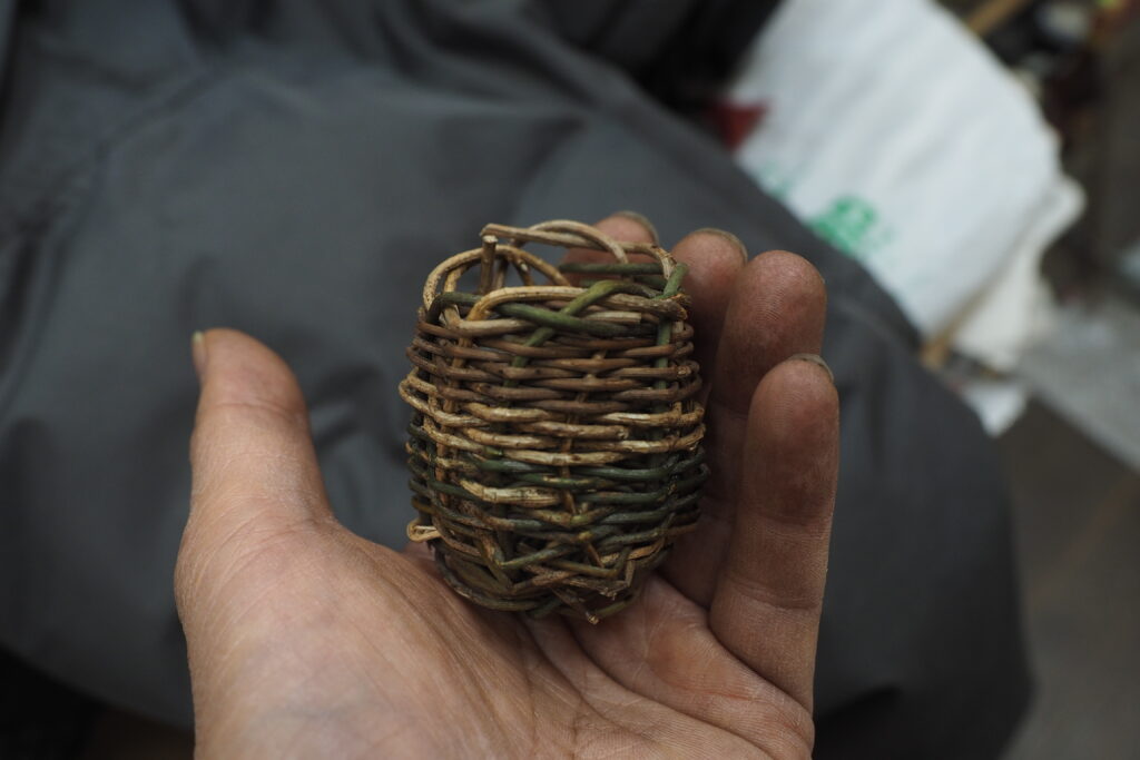 縦長の小さなカゴが時間経過とともに茶色く変色している