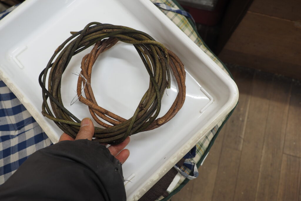 ぐるぐる巻きにしたツル